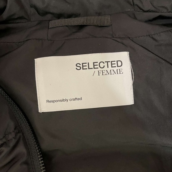 Sleeveless black puffer vest - Picture 4 of 4